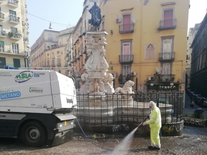 Un operatore mentre pulisce una strada
