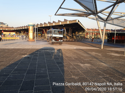 Un operatore mentre pulisce una strada