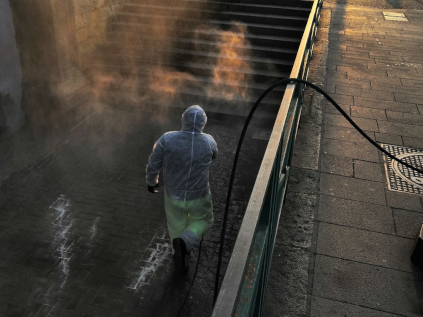 Un operatore mentre pulisce una scalinata