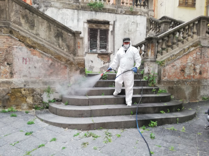 Un operatore mentre pulisce una strada